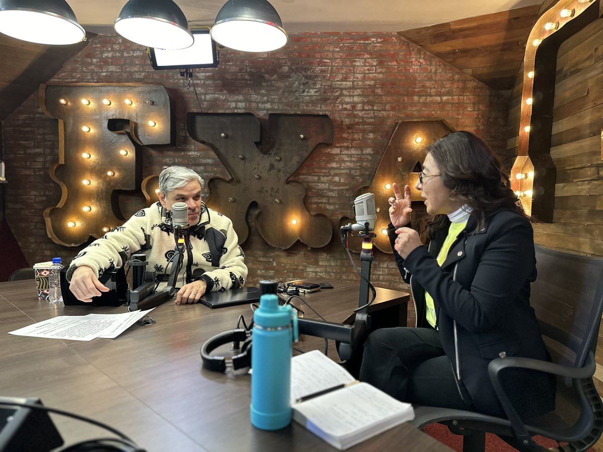 ExaFM's tweet photo. ¿Cómo cumplir los propósitos del año?
Ya nos acompaña @cathycdelabarca en #JessieEnExa con grandes consejos ✨ https://t.co/WVQP4A1y1c