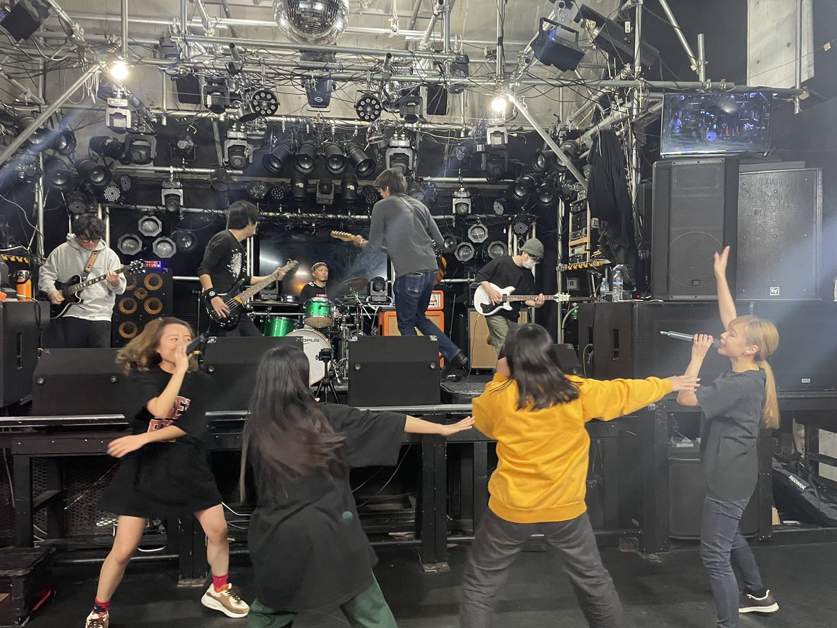 bokumania's tweet photo. ボクマニ
バンドリハ中
今回ギター2人ゲスト招いてギター3本
凄まじい音圧です
お楽しみに https://t.co/29Z3XzmbgW