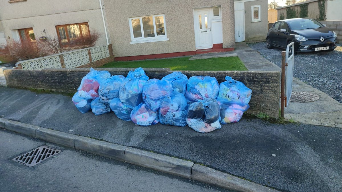 CMCWales's tweet photo. Start your January on a fresh note by decluttering your post-Christmas wardrobe. We'll happily collect your unwanted clothing and shoes right from your front door!  This was a great collection to start the year from a home in Kidwelly!♻️💚 

#WardrobeRevival #ClothingCollection https://t.co/iIL5FfE0wR