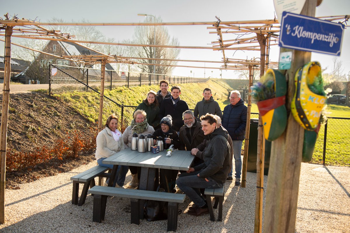 Feestelijke opening van 't Klompenzitje in Dodewaard bit.ly/47qReAZ Winnend idee Landschapsfonds. <a href="/GemNeder_Betuwe/">Gem. Neder-Betuwe</a> <a href="/glk/">GLK&</a>