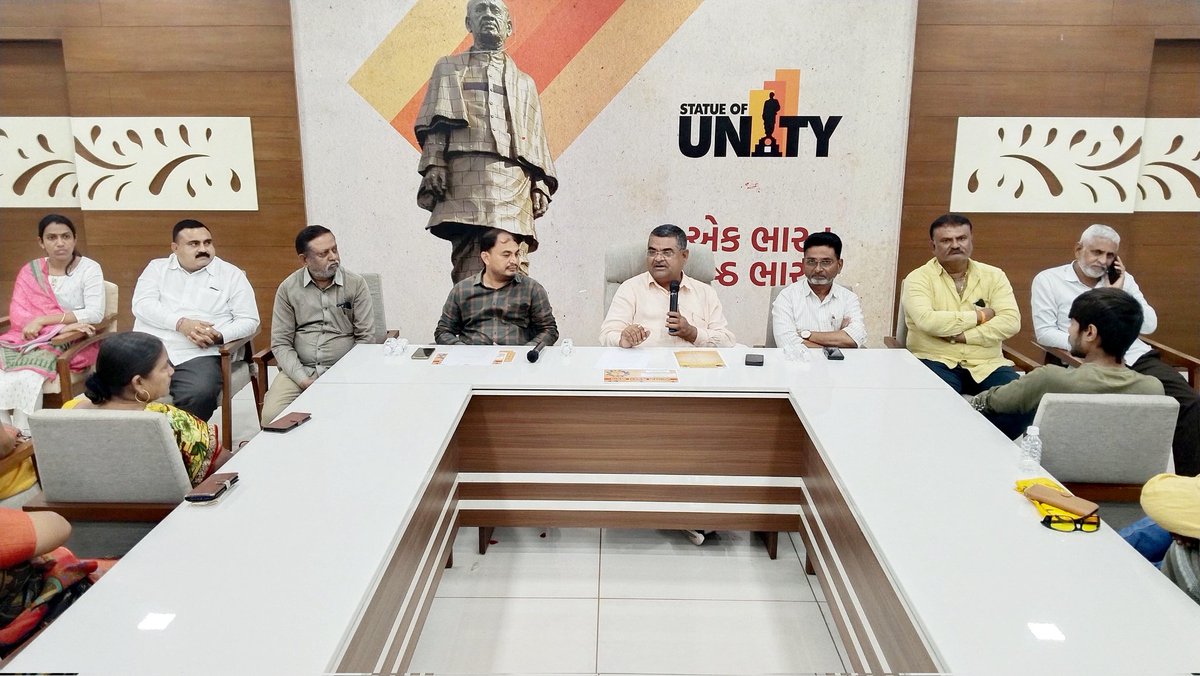 BJPKiritsinh's tweet photo. ધોળકા સર્કિટ હાઉસ ખાતે પ્રધાનમંત્રી શ્રી નરેન્દ્રભાઈ મોદી સાહેબ દ્વારા શિલ્પકારો અને કારીગરોને સહાય મળે તે માટે પ્રધાનમંત્રી વિશ્વકર્મા સન્માન કૌશલ યોજના બનાવી છે તેના અનુસંધાને બેઠકનું આયોજન કરવામાં આવ્યું. પ્રધાનમંત્રી વિશ્વકર્મા સન્માન કૌશલ યોજના અંતર્ગત વિશ્વકર્મા સમાજના ++ https://t.co/Cinli37JFE