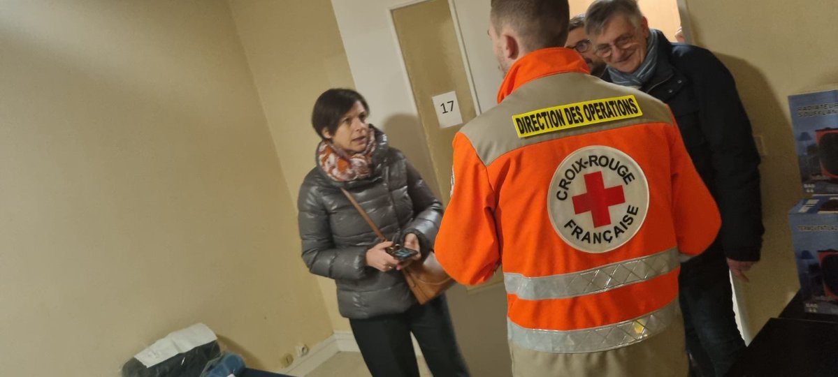 Prefet53's tweet photo. [11/01] Marie-Aimée Gaspari, préfète de la #Mayenne a visité la halte de nuit et participé à une maraude à #Laval 👉 4⃣0⃣ places d'hébergement d'urgence de plus financées par l'État pour le grand froid ❄️
👏 aux bénévoles et professionnels de la @CroixRouge et d'#Enosia mobilisés https://t.co/CSPJry0WVn