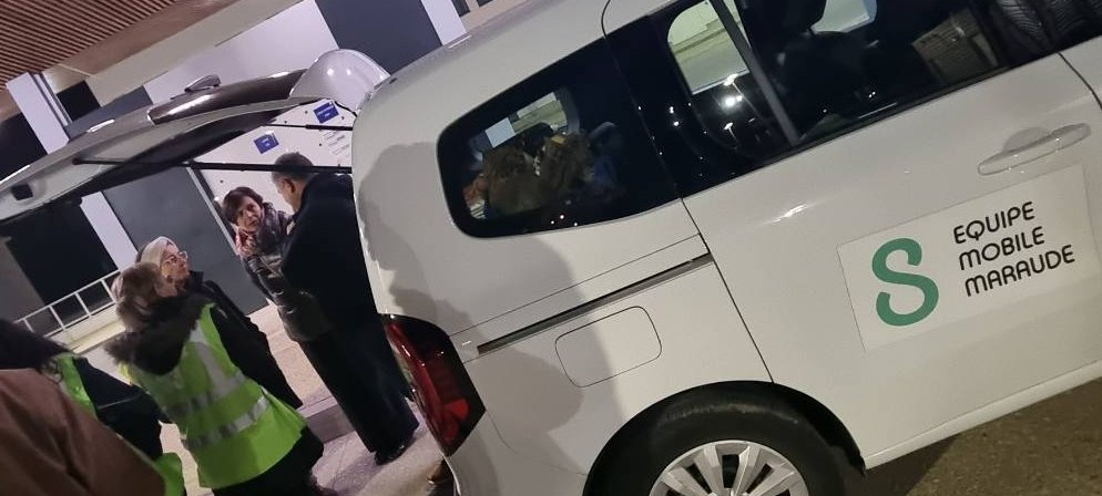 Prefet53's tweet photo. [11/01] Marie-Aimée Gaspari, préfète de la #Mayenne a visité la halte de nuit et participé à une maraude à #Laval 👉 4⃣0⃣ places d'hébergement d'urgence de plus financées par l'État pour le grand froid ❄️
👏 aux bénévoles et professionnels de la @CroixRouge et d'#Enosia mobilisés https://t.co/CSPJry0WVn
