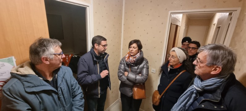 Prefet53's tweet photo. [11/01] Marie-Aimée Gaspari, préfète de la #Mayenne a visité la halte de nuit et participé à une maraude à #Laval 👉 4⃣0⃣ places d'hébergement d'urgence de plus financées par l'État pour le grand froid ❄️
👏 aux bénévoles et professionnels de la @CroixRouge et d'#Enosia mobilisés https://t.co/CSPJry0WVn