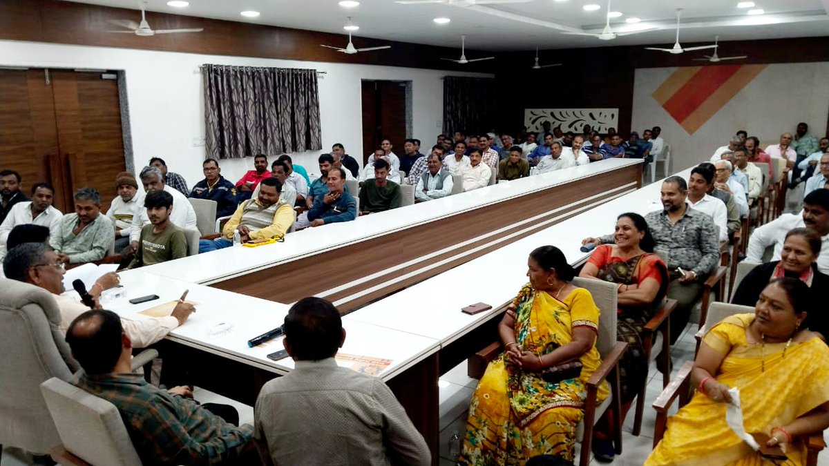 BJPKiritsinh's tweet photo. ધોળકા સર્કિટ હાઉસ ખાતે પ્રધાનમંત્રી શ્રી નરેન્દ્રભાઈ મોદી સાહેબ દ્વારા શિલ્પકારો અને કારીગરોને સહાય મળે તે માટે પ્રધાનમંત્રી વિશ્વકર્મા સન્માન કૌશલ યોજના બનાવી છે તેના અનુસંધાને બેઠકનું આયોજન કરવામાં આવ્યું. પ્રધાનમંત્રી વિશ્વકર્મા સન્માન કૌશલ યોજના અંતર્ગત વિશ્વકર્મા સમાજના ++ https://t.co/Cinli37JFE