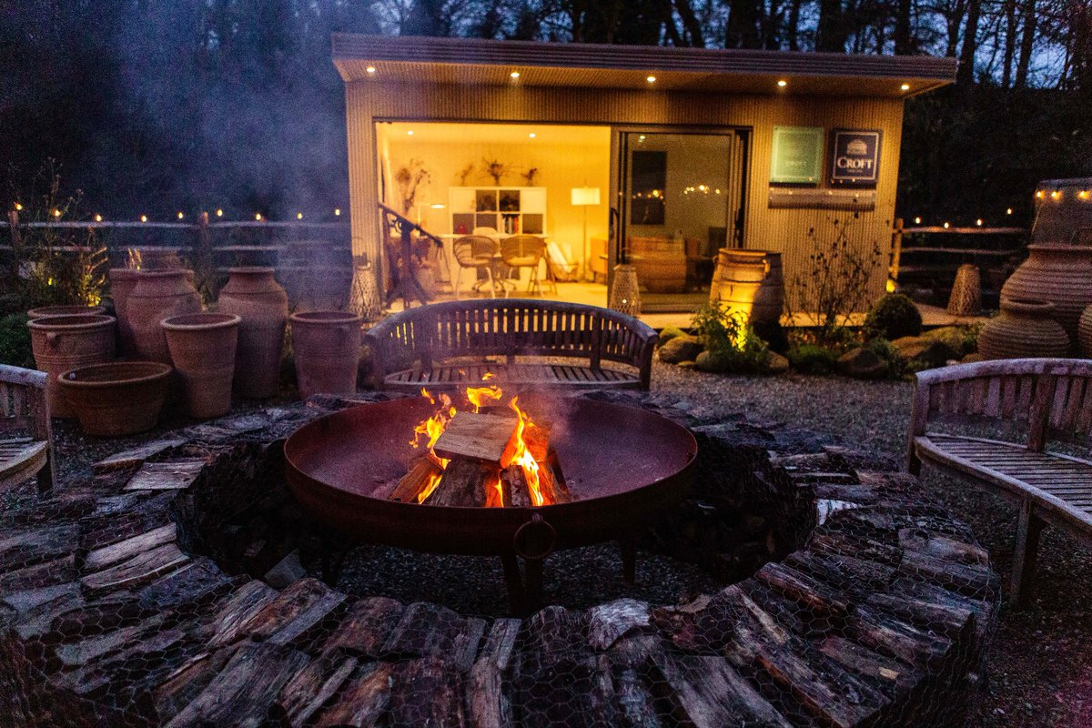 As Winter continues working in the Croft-Pod  is so Cosy… the crackle of the outdoor fire and the warmth of the pod brought together by the subdued lighting create a sense of calm as the night close in.

#winter #cosy #coldnights #firepit  #gardenroom #gardenpod #gardenbuilding