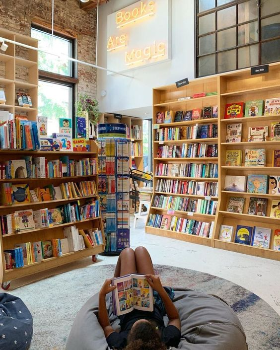 HomeTipsnInspo's tweet photo. @literarybase Punya! lagi kepikiran pengen display-nya kayak suasana di-bookstore. Biar serasa kek lagi "jajan buku" trs langsung baca di tempat😭

Trs ada tempat buat baca serius di meja dan baca santai rebahan deket jendela biar kena angin sepoi2🍃 https://t.co/vEtMsK2t5k