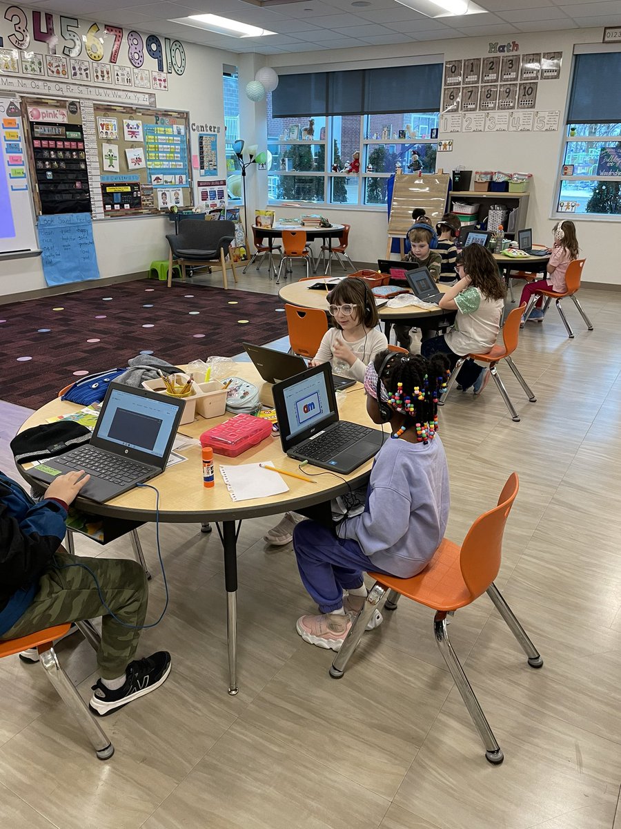Kindergish's tweet photo. Working on our chrome books to practice our sight words. #WES #kinder #sightwords https://t.co/oTpLxRQy4A