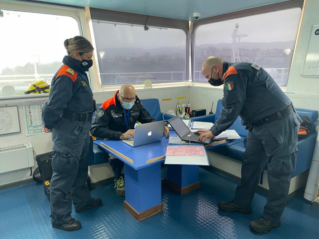 guardiacostiera's tweet photo. Nei giorni scorsi #GuardiaCostiera #Trieste ha fermato 2 navi di bandiera straniera, per irregolarità nelle norme sulla #sicurezzadellanavigazione #tutelambiente, salvaguardia della vita umana in mare, dopo le ispezioni del Nucleo #PSC.
#AlServizioDegliAltri #PerLaVostraSicurezza https://t.co/flAtVgasNn