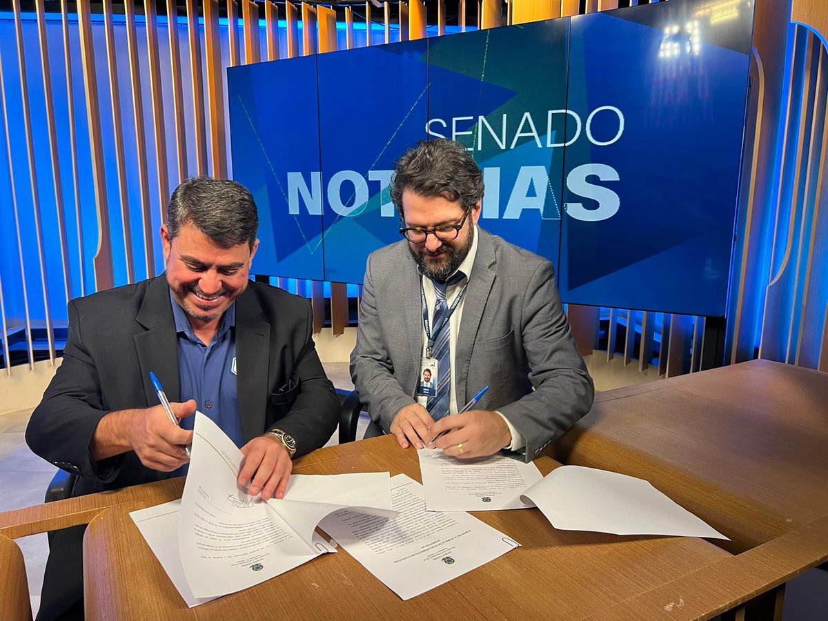 dinhodowsley's tweet photo. #Tbt envolvendo a TV Câmara. 

Em outubro do ano passado, estive em Brasília para assinatura do termo de autorização para uso de conteúdo audiovisual.

Depois do ato, ambas as emissoras podem utilizar programas e outros materiais produzidos por uma e outra empresa de comunicação. https://t.co/FVkUKni4zo