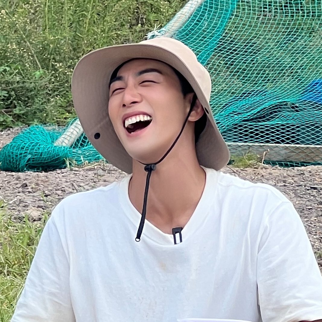 heart950721's tweet photo. 세상 모든 안 좋은 감정으로 꽉 차 있어도 이 얼굴 보면 덩달아 행복해질 것 같잖아 https://t.co/1RNUANAH6D