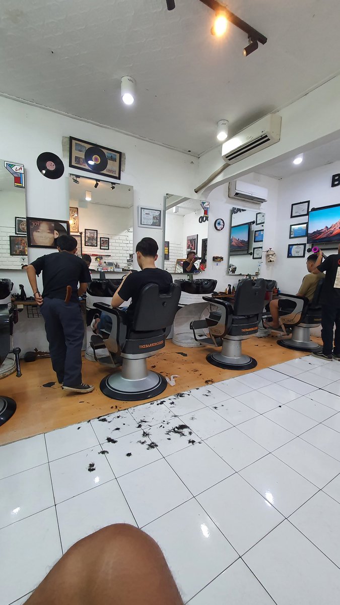 jadipossible's tweet photo. Asik juga nih, bangunan displit. Lantai 2 Barbershop, lantai 1 cuci sepatu. Sewa 1 untuk 2 usaha.

Ngomong2, yg pernah bisnis barber kayak gini, menguntungkan gak sih? Yg punya pengalaman/tahu cerita dong.. https://t.co/qK5dRfNyGu