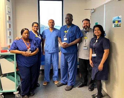 Patients suffering from colon cancer are now able to avoid surgery thanks to a new minimally invasive procedure at UHNM. The endoscopic full-thickness resection, removes a whole suspicious polyp along with part of the bowel wall. Full story ➡️ bit.ly/41SyPfc