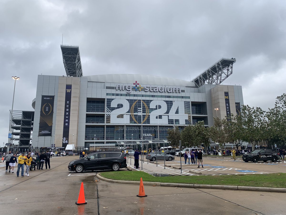CamJHWalker's tweet photo. I came to Ann Arbor in 2021 when @UMichFootball fresh off a 2-4 season. If you told me I’d watch 3 straight wins against OSU, 3 B1G titles, 3 CFP trips, and a National Championship I would’ve called you insane.

I will remember the last two weeks for the rest of my life. #GoBlue https://t.co/qQumQCHfYv