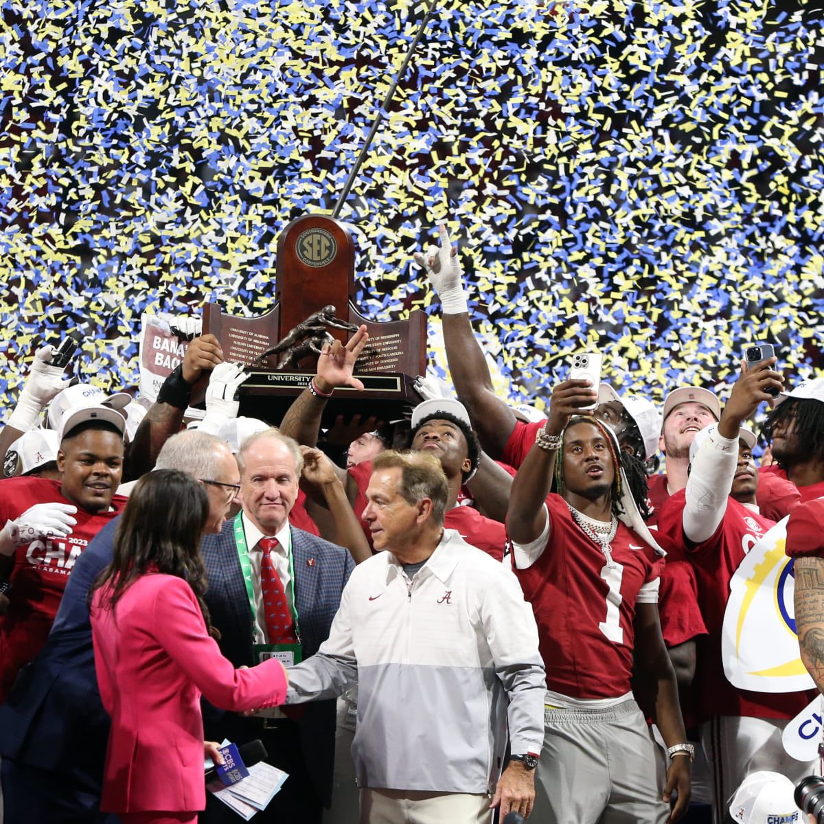 SayLessDoMo's tweet image. This morning, the THOUGHT hit me. I covered and witness Nick Saban's last win as the head coach at the University of Alabama. I knew I was apart of history, just didn’t know it was to this magnitude 🎥. Again, Happy Retirement to the 🐐. #RTR #NickSabanRetires