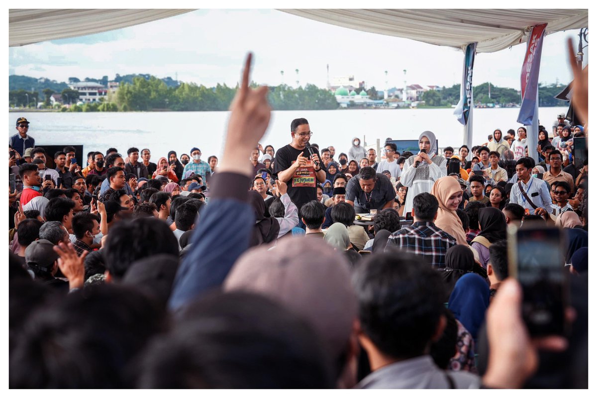 aniesbaswedan's tweet photo. Senang bisa beradu gagasan dengan teman-teman di Desak Anies Samarinda. Membicarakan masa depan Kalimantan. #AMINAjaDulu https://t.co/tLEIdipscN