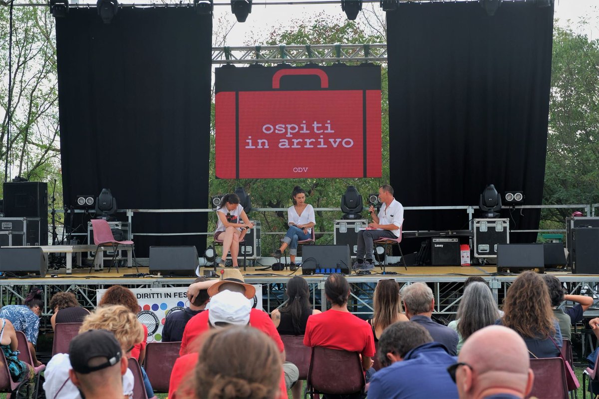 Nel 2023 <a href="/ospitinarrivo/">Ospiti in Arrivo</a> ha fornito quasi 1.300 pasti tra persone stabili a Udine e altre appena arrivate dalla rotta balcanica. I volontari gestiscono una scuola di italiano, uno sportello per il lavoro e una costante attività di sensibilizzazione 
altreconomia.it/ospiti-in-arri…