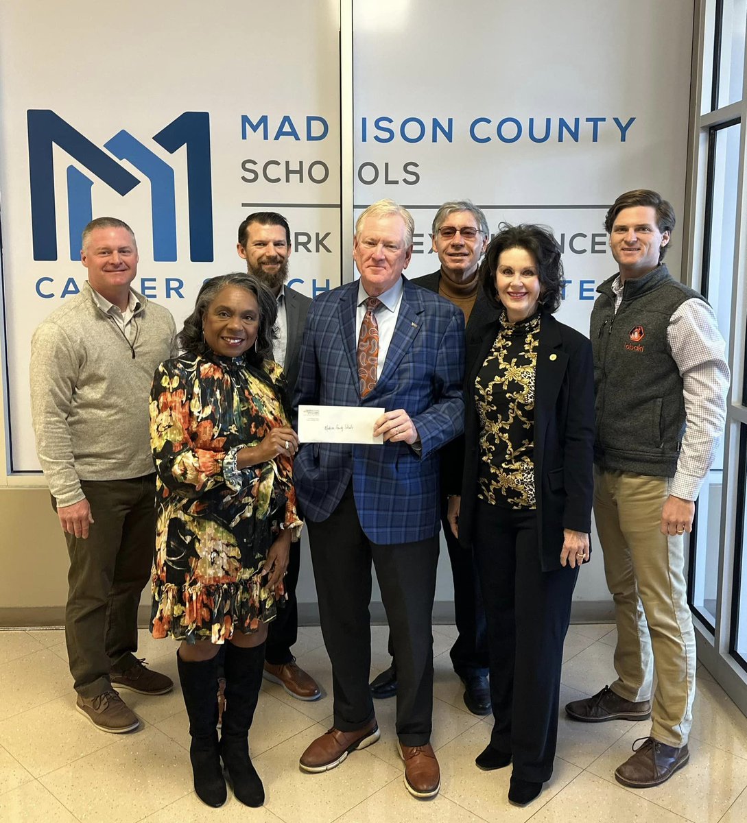 LobakiXR's tweet photo. Seeing the excitement on these students faces
as they explore a whole new world of career
possibilities is one of the main reasons we partner with
organizations like Madison County Business League to
bring Virtual Reality to school systems like Madison
County. https://t.co/BqpovekcBJ