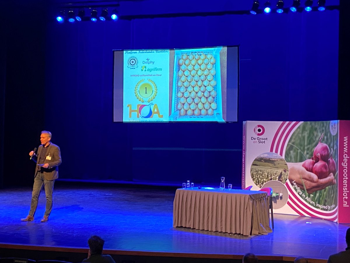 DeGrootenSlot's tweet image. Traditiegetrouw werd tijdens de themadag uien in Dronten de prijs voor #mooiste #bewaarui🧅uitgereikt. Dit jaar vielen twee rassen van De Groot en Slot in de prijzen🏆.  

🥇Hyroad van Jan Pieter Smid
🥈Red Ray van Joeri Koeman
Jan Pieter en Joeri van harte gefeliciteerd!👏