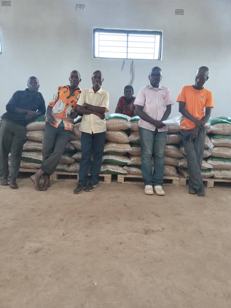 AgroTeren's tweet photo. QUALITY RAW MATERIALS = QUALITY FISH FEED
At Teren Agro Limited, we aspire to produce and supply quality fish feed. This is ensued from high quality control measures set at every level of the value-chain. Thus, ensuring that the soybean grain that goes into feed is 👌. https://t.co/Pdp76KDa5p