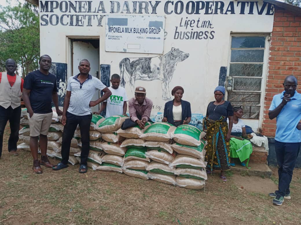 AgroTeren's tweet photo. QUALITY RAW MATERIALS = QUALITY FISH FEED
At Teren Agro Limited, we aspire to produce and supply quality fish feed. This is ensued from high quality control measures set at every level of the value-chain. Thus, ensuring that the soybean grain that goes into feed is 👌. https://t.co/Pdp76KDa5p