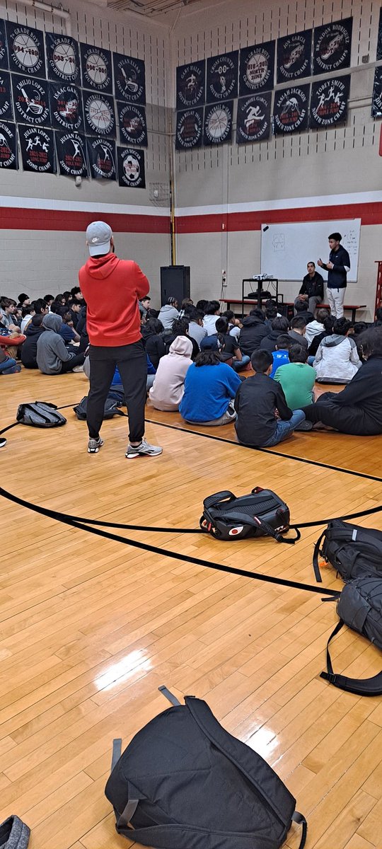 Royfish_hunt's tweet photo. Former Zachry player Qwincy Amos stopped by to speak with our athletes.  Plays for Columbia University.   Great athlete but, more importantly, a great young man.  What a bright future.
@ZMSBoysAthleics @ZachryAthletics @ZachryPE @NISDZachry @NISD_Athletics @NISDWarren https://t.co/DLbeAhd7kI