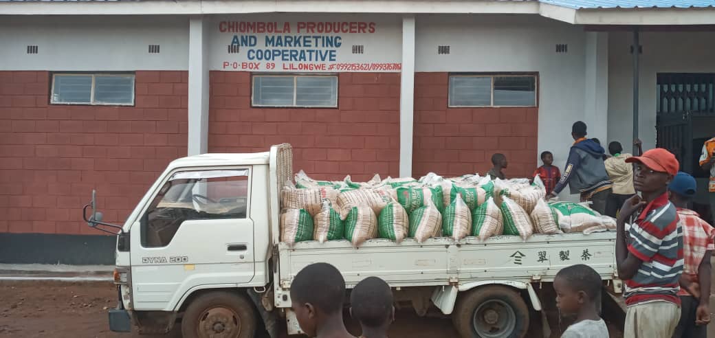 AgroTeren's tweet photo. QUALITY RAW MATERIALS = QUALITY FISH FEED
At Teren Agro Limited, we aspire to produce and supply quality fish feed. This is ensued from high quality control measures set at every level of the value-chain. Thus, ensuring that the soybean grain that goes into feed is 👌. https://t.co/Pdp76KDa5p