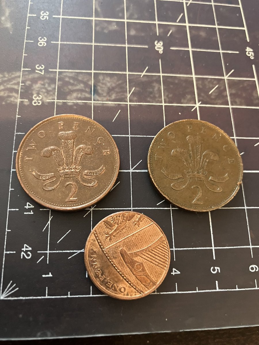 Street_Treasure's tweet photo. 1989 2p, 2008 2p, 2007 1p. All found together in the gutter. @streettreasure #coins #lost #found https://t.co/bdsC0EeAA4