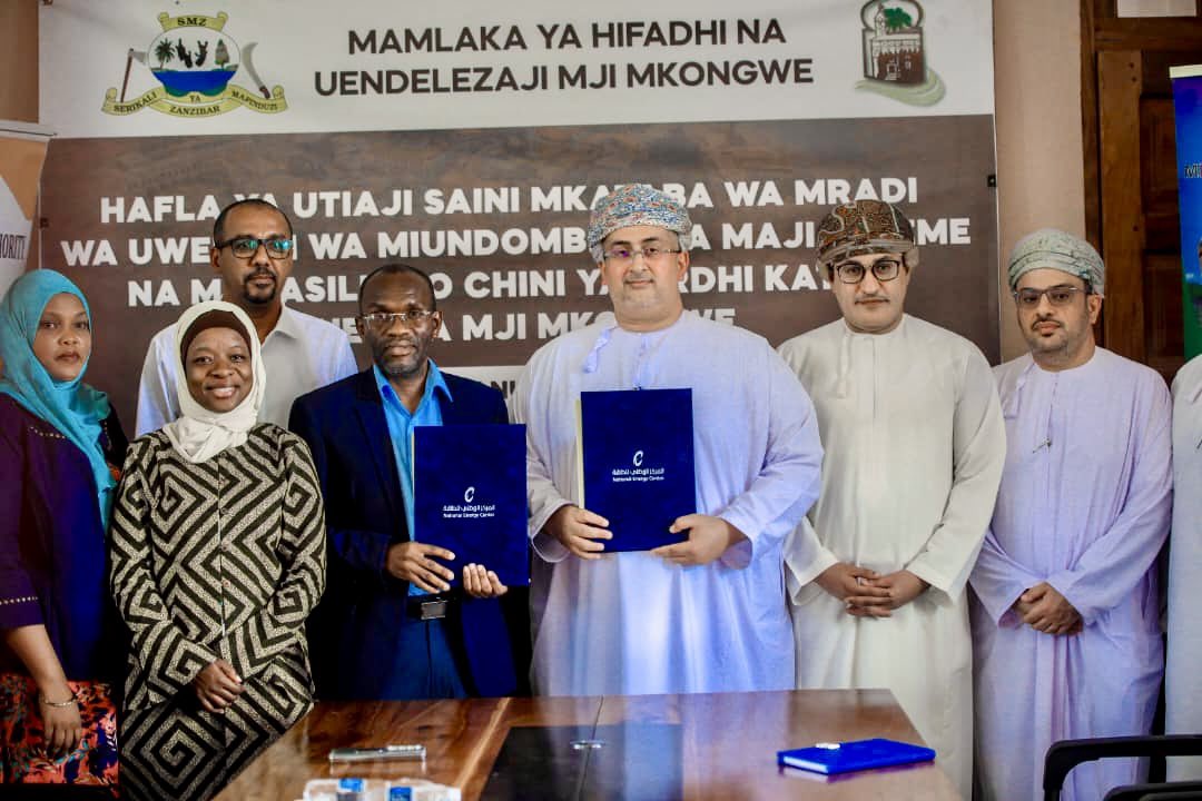 OmanZanzibar's tweet photo. وقع الرئيس التنفيذي للمركز الوطني للطاقة الفاضل مصطفى بن محمد بن زاهر الهنائي اتفاقية تطوير البنى الأساسية لخدمات المياه والصرف الصحي والإنترنت والكهرباء والاتصالات بالمدينة الحجرية ، فيما مثل حكومة زنجبار في هذه الاتفاقية رئيس هيئة الحفاظ وتطوير المدينة. https://t.co/d4O0Eoc0ck