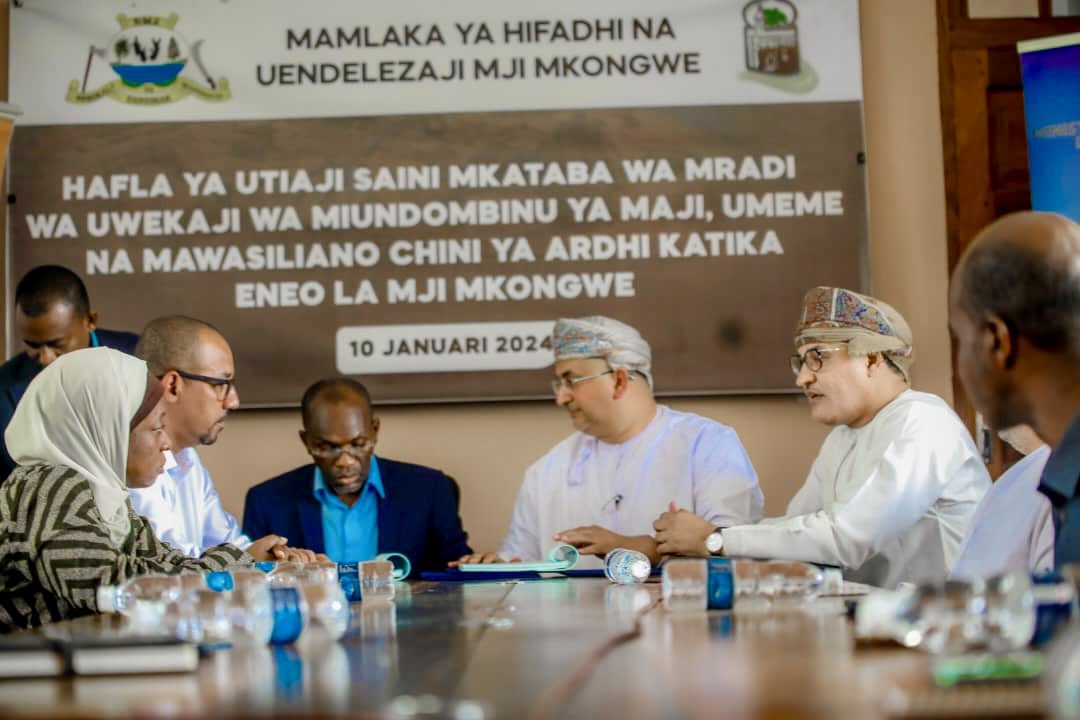 OmanZanzibar's tweet photo. وقع الرئيس التنفيذي للمركز الوطني للطاقة الفاضل مصطفى بن محمد بن زاهر الهنائي اتفاقية تطوير البنى الأساسية لخدمات المياه والصرف الصحي والإنترنت والكهرباء والاتصالات بالمدينة الحجرية ، فيما مثل حكومة زنجبار في هذه الاتفاقية رئيس هيئة الحفاظ وتطوير المدينة. https://t.co/d4O0Eoc0ck