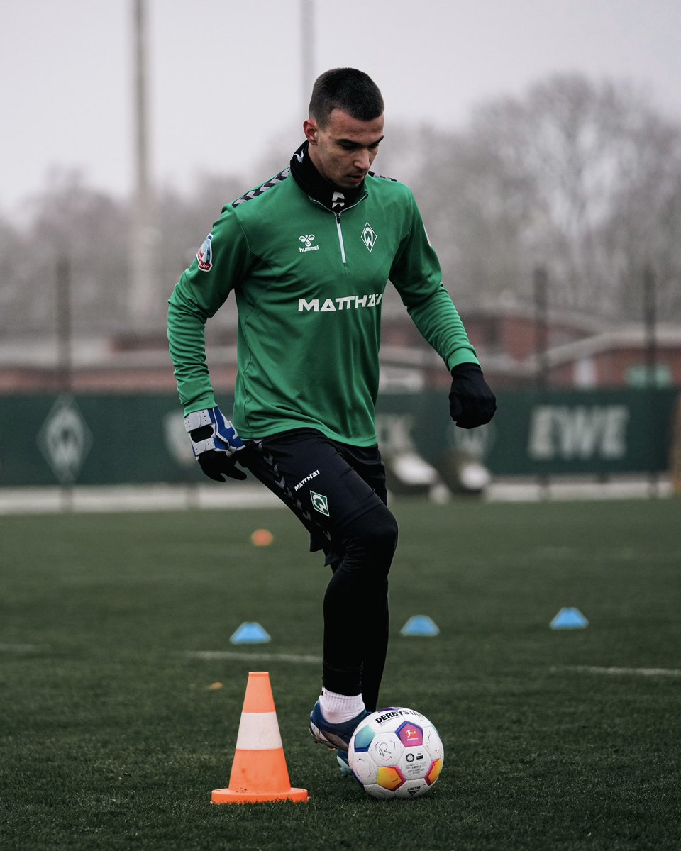 werderbremen's tweet photo. Während die Jungs im Stadion schwitzen, trainieren Milos #Veljkovic und Spyros #Angelidis individuell. ⚽️

#Werder https://t.co/6ul7tlFJAt