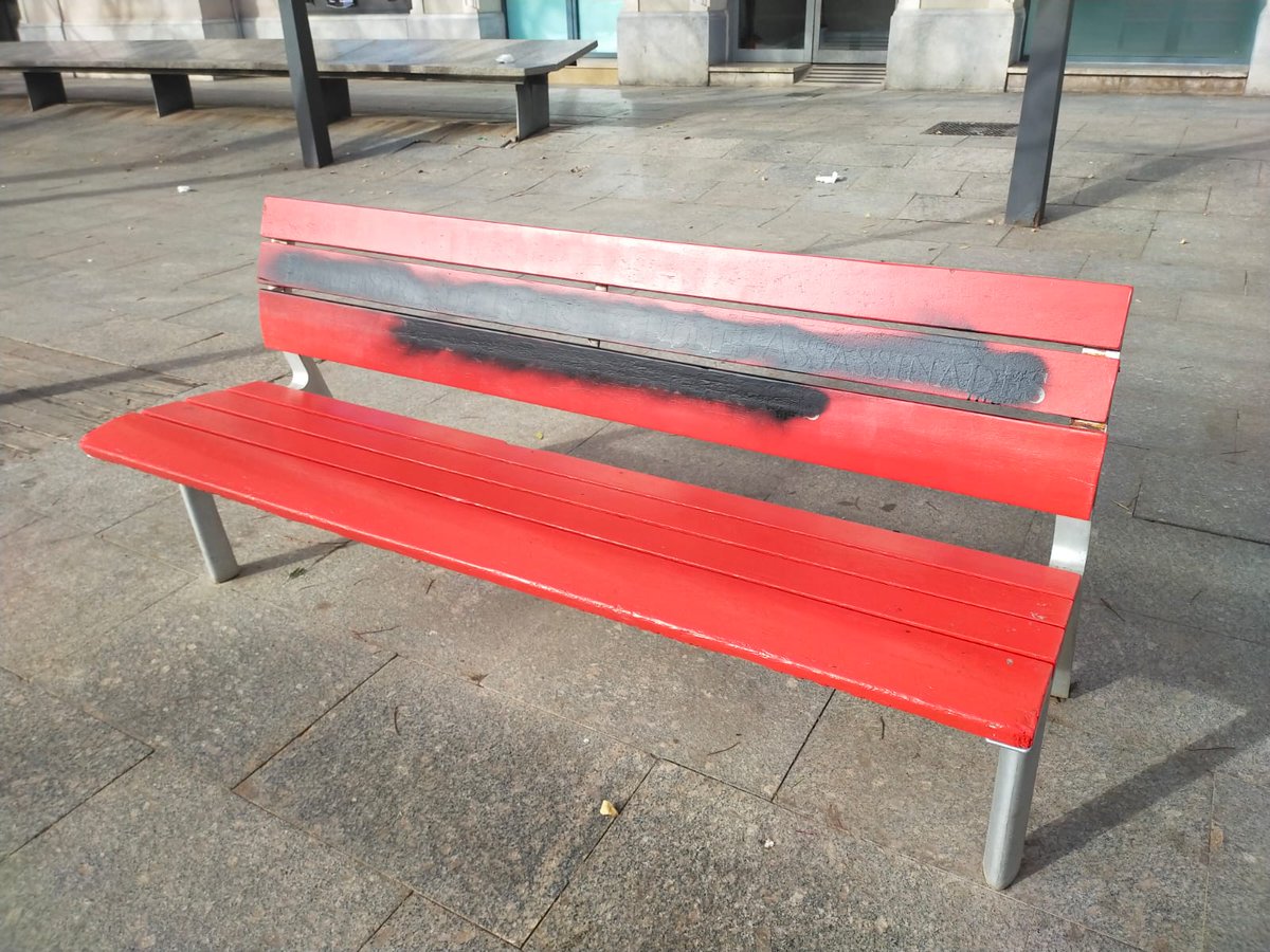 silviacasola's tweet photo. Han tornat a vandalitzar el banc vermell de #LHospitalet. Ens volen silenciades, però ens trobaran juntes i dempeus contra les violències masclistes! 
Proposem una quedada per repintar-lo juntes, convocant entitats i moviment feminista de la ciutat 💜✊️🐜 https://t.co/dRfqNDJdn2