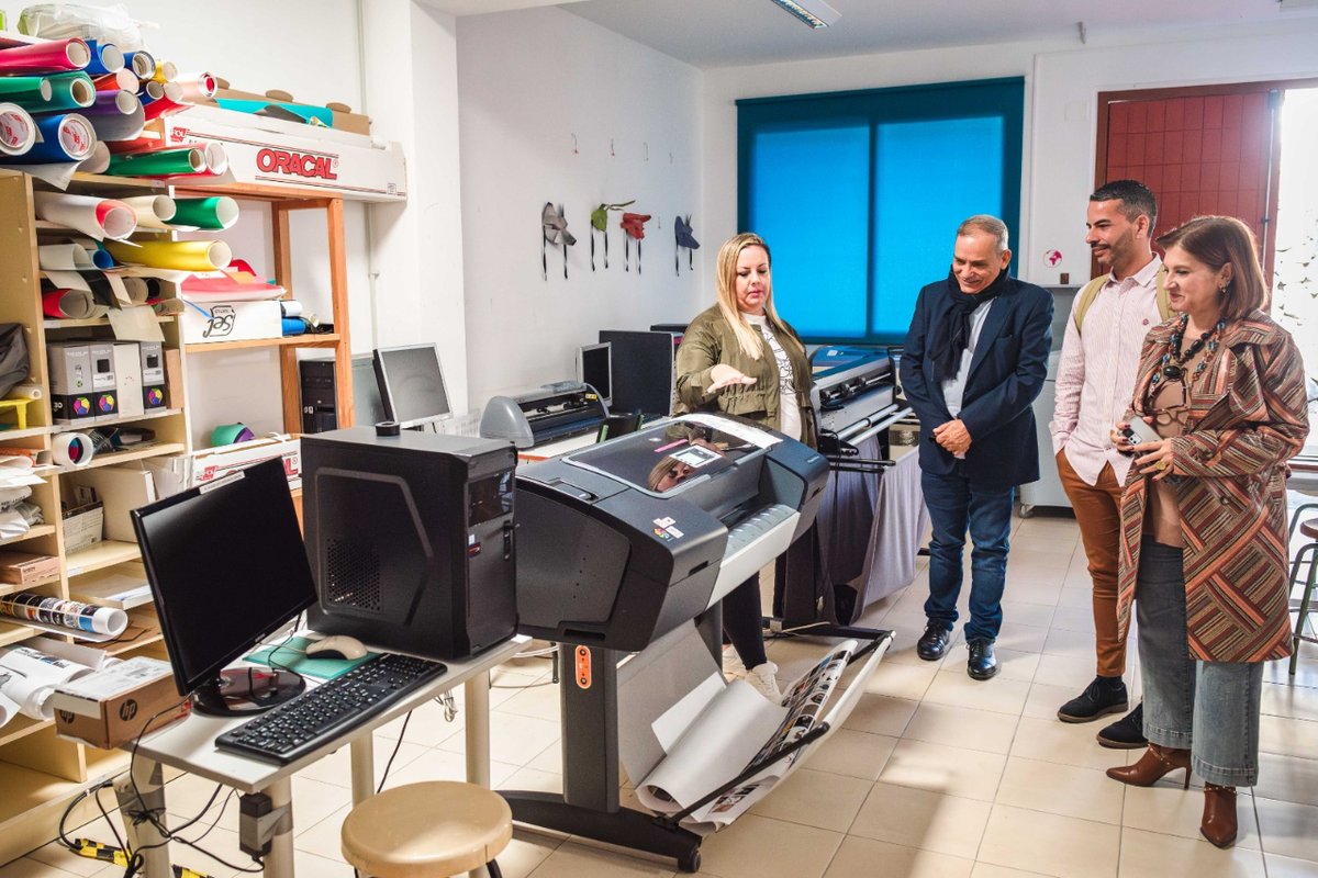 tenerifemoda's tweet photo. 🙌 El consejero de Empleo, Educación y Juventud del @CabildoTenerife, @Efraincan, y el director de Tenerife Moda, Natanael Padrón, se han reunido hoy con la dirección de la Escuela de Arte y Superior de Diseño Fernando Estévez @easd_tfe 

#TenerifeModa #Easd #EscueladeModa https://t.co/HhA5MUPAm0