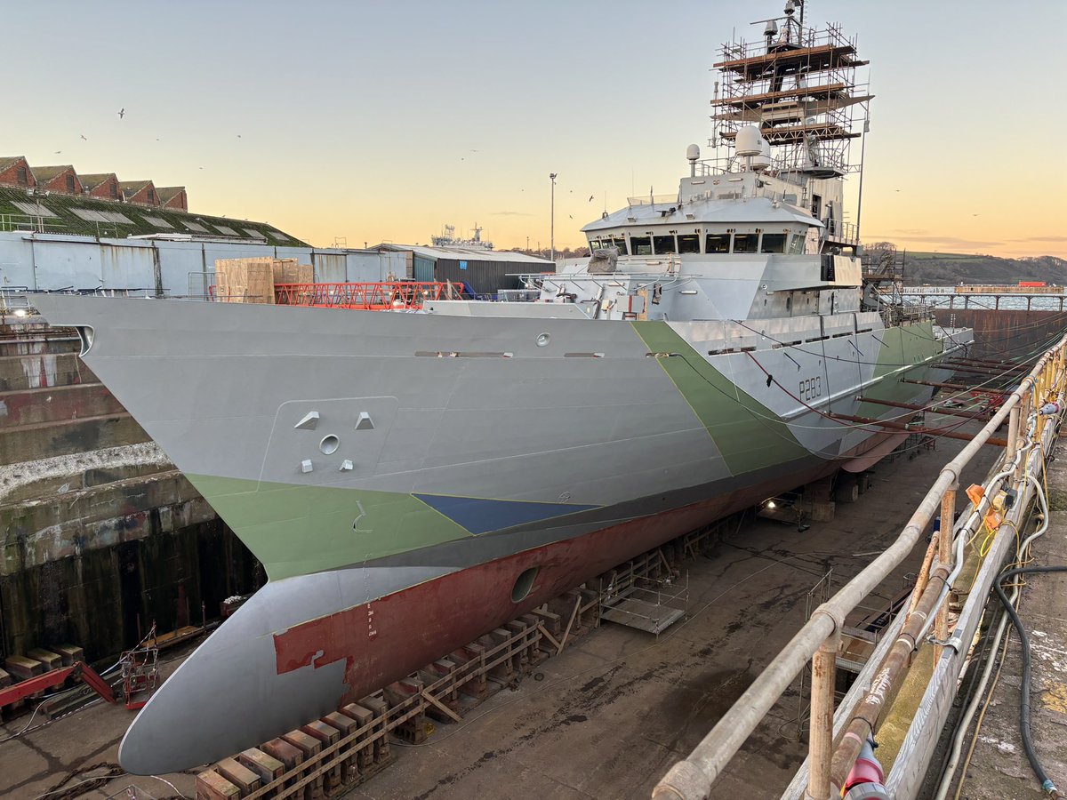 We felt a bit left out… teams from @apgroupuk and @BAESystemsInc continue to work hard getting us ready for a return to operations later this year 💪 @hmssevern @hms_tyne #WesternApproaches #NewYearNewPaintJob #NewYearNewYou