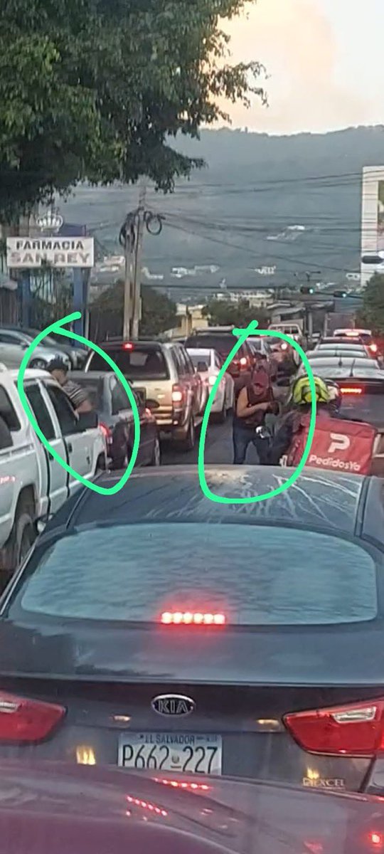 SivarNewsSV's tweet photo. 🔴 PIDEN TRES DORITOS DESPUÉS PARA SUJETOS QUE ANDAN ROBANDO A PUNTA DE PISTOLA  

“Estos dos ladrones acaban de robar a punta de pistola a una señorita en un carro, esto fue sobre final de la Juan Pablo y la 75 Avenida norte, frente de la Despensa de Don Juan”, dice la denuncia. https://t.co/mk0dEv8GbF