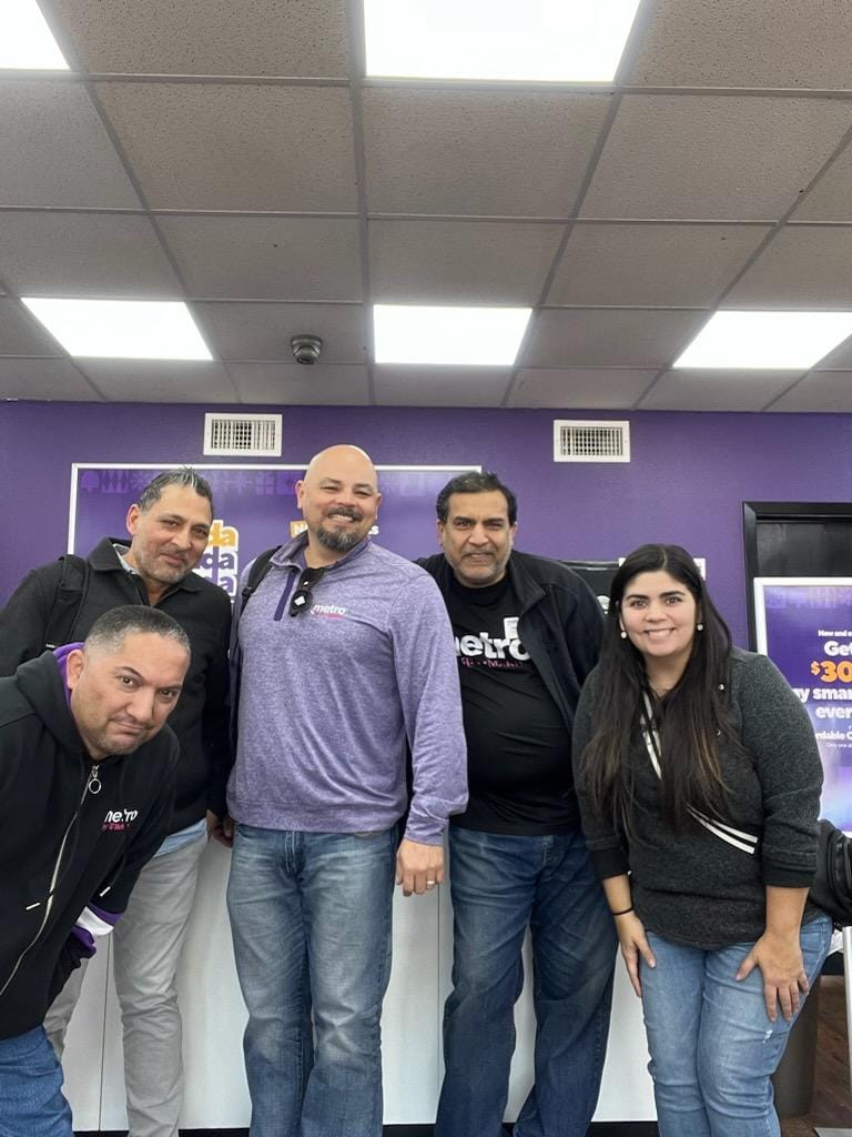 PCGPrepaidBiz's tweet photo. #teamPCG taking 📸 selfies 📸with the Texas Metro field! 🤳

#metrobytmobile #nadayadayada https://t.co/UWtDYQIplr