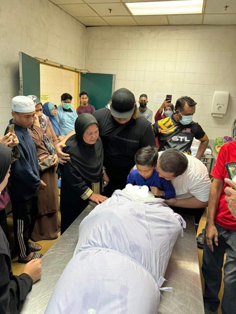SungaiPetani1's tweet photo. Suami isteri maut dalam kemalangan elak babi hutan ketika keluar beli makan malam untuk anak-anak.

Anak-anak tunggu mak ayah balik beli makanan tapi tak balik.. jam 1 pagi polis mai rumah bagitau mak ayah mereka kemalangan. https://t.co/NjhU26VGTp