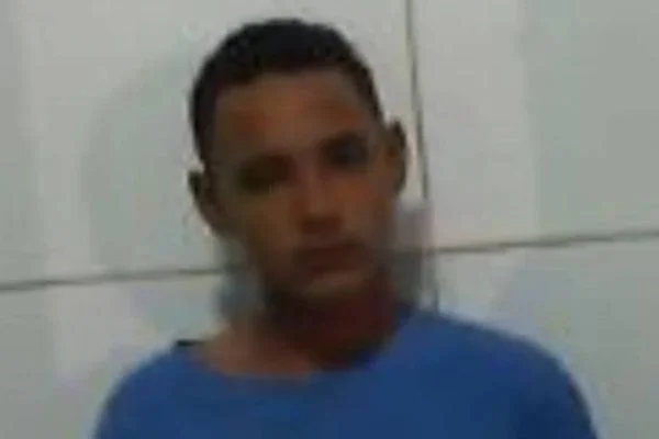 AGazetaES's tweet photo. Adolescente de 17 anos é assassinado a tiros em Linhares [ https://t.co/JSXAZ9DSVU ]

Populares ouviram os tiros e acionaram a PM. Jhonatan Robeiro Baioco já tinha passagem pela polícia por crime análogo ao tráfico de drogas https://t.co/WrATaZQRYj