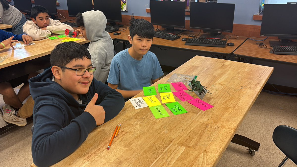 maribet38058796's tweet photo. In Automation and Robotics students are explaining input and output movements in gear systems!! #TisdStem @TravisTISD @TempleISD @PLTWorg https://t.co/iQ4OyJBGIH