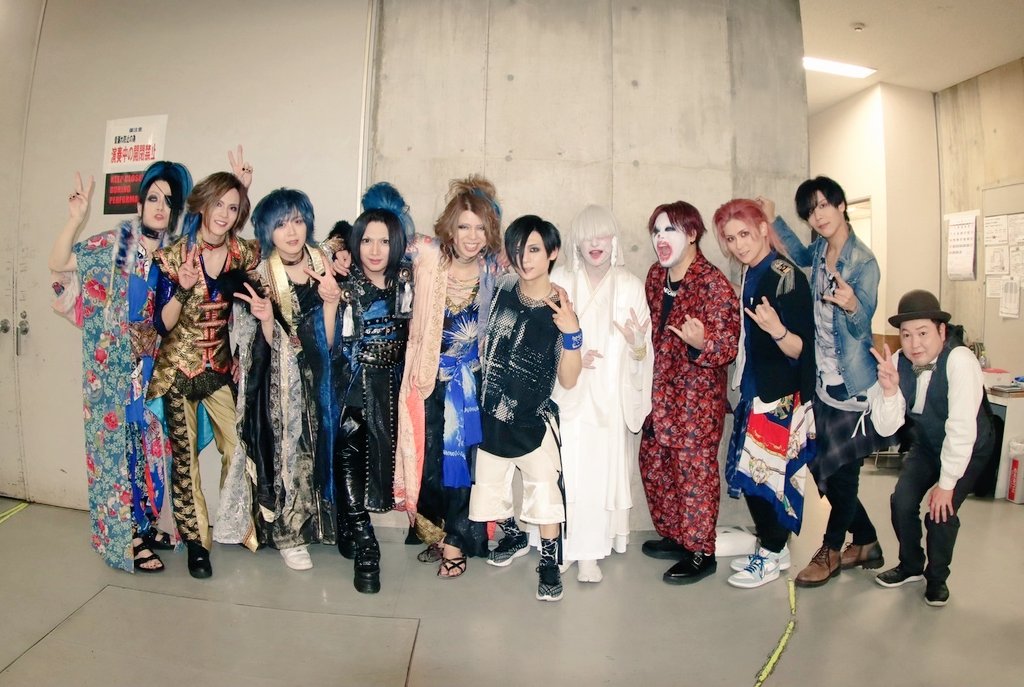 buu_ensoku's tweet photo. そして出演者全員で撮った写真も送られてきたぁぁー！
こりゃあ楽しそうだ！

#いや楽しかった
#おや真ん中のちょっと右にスペース空いてるね
#団長もっと影丸君側に寄らないと
#と思ったら命くんか
#オバケじゃなくてよかった
#なんでホシタク一人だけ中腰なんだよ https://t.co/IPCWzUhNwL