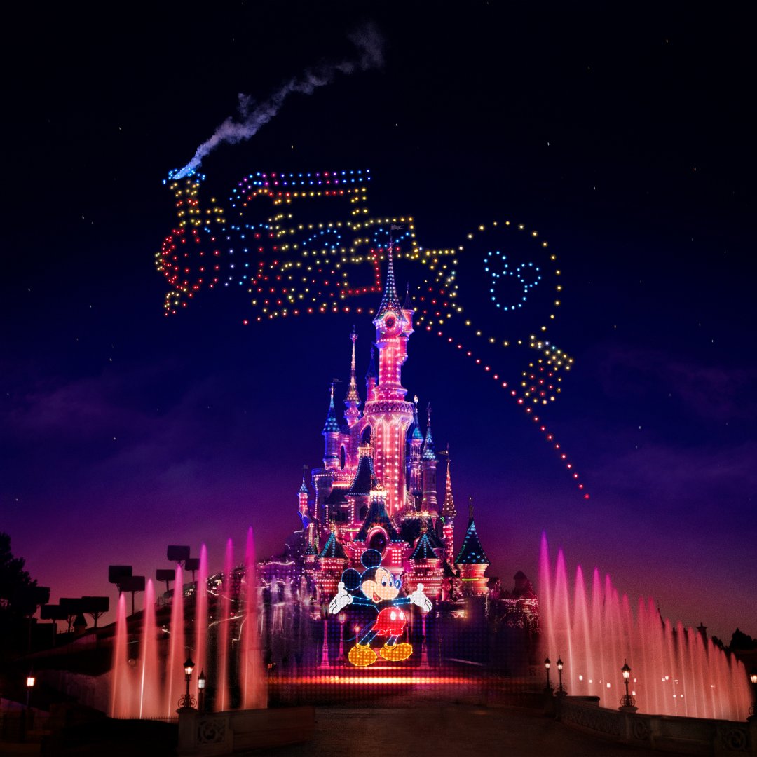 DisneylandParis's tweet photo. Nouveau : à l’occasion du lancement de la Symphonie des Couleurs Disney, la nouvelle parade de drones Disney Electrical Sky Parade* va illuminer le ciel du 8 janvier au 30 septembre 2024 ! ✨🤩
*La Parade Electrique Disney dans le Ciel https://t.co/hT5g7Va7jr