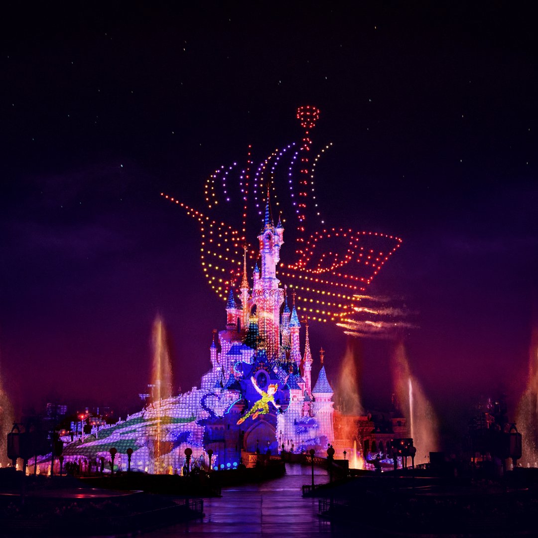 Nouveau : à l’occasion du lancement de la Symphonie des Couleurs Disney, la nouvelle parade de drones Disney Electrical Sky Parade* va illuminer le ciel du 8 janvier au 30 septembre 2024 ! ✨🤩 *La Parade Electrique Disney dans le Ciel