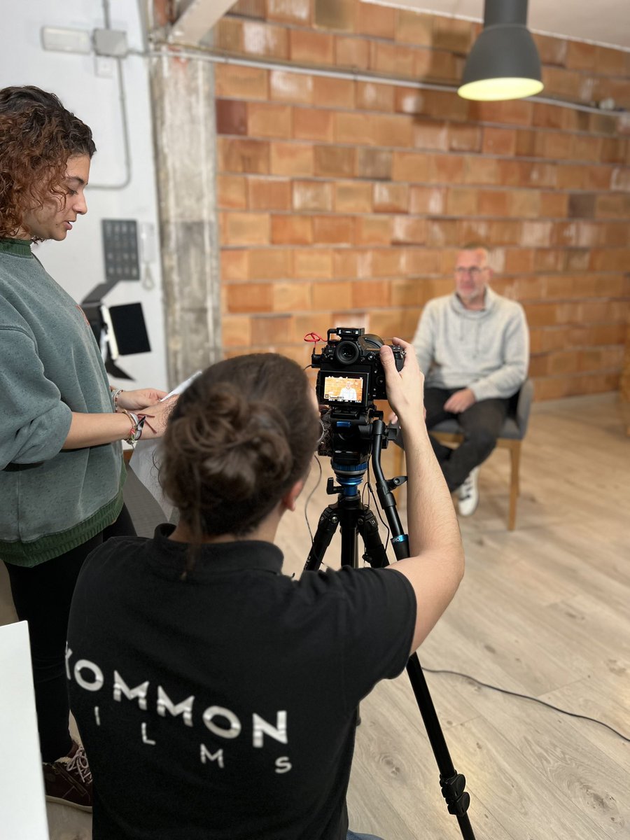 KommonFilms's tweet photo. La de coses que s'aprenen escoltant a l'Isma!
Retrobament amb l'equip de Byko 🟢
#passivhaus per un planeta sostenible.
Donem la benvinguda a l'Alba! 👏🏼 Està acabant els estudis de Producció Audiovisual a Barcelona i ens acompanyarà un temps. 🎬✨
#kommonfilms #rodatge #byko https://t.co/NJ3n9niL4m