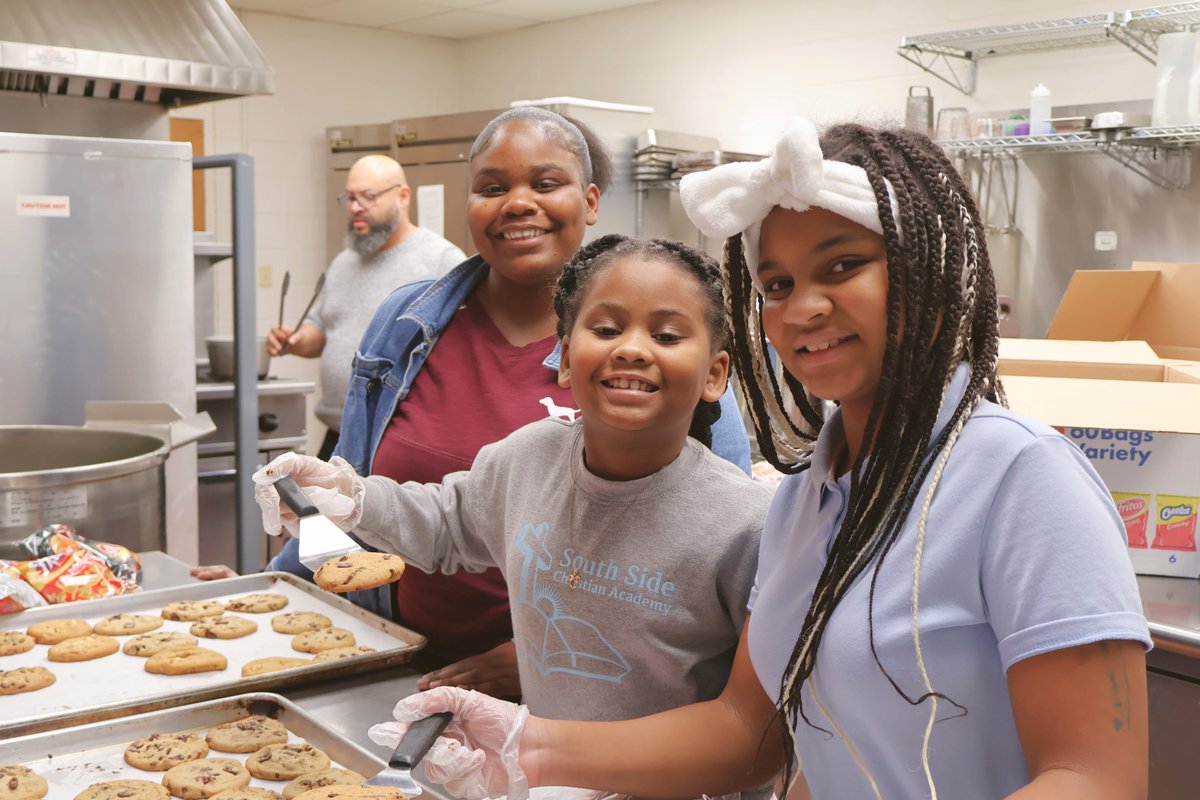 SouthSideMissio's tweet photo. Some pictures of G.A.P. Program fun yesterday as we welcomed our youth back from Christmas break! Some of our older girls joined our Youth staff in serving the afterschool meal for the students 🍪 
#southsidemissionofpeoria #southsidemissionyouth #youthministry https://t.co/uJ5RLHzTly