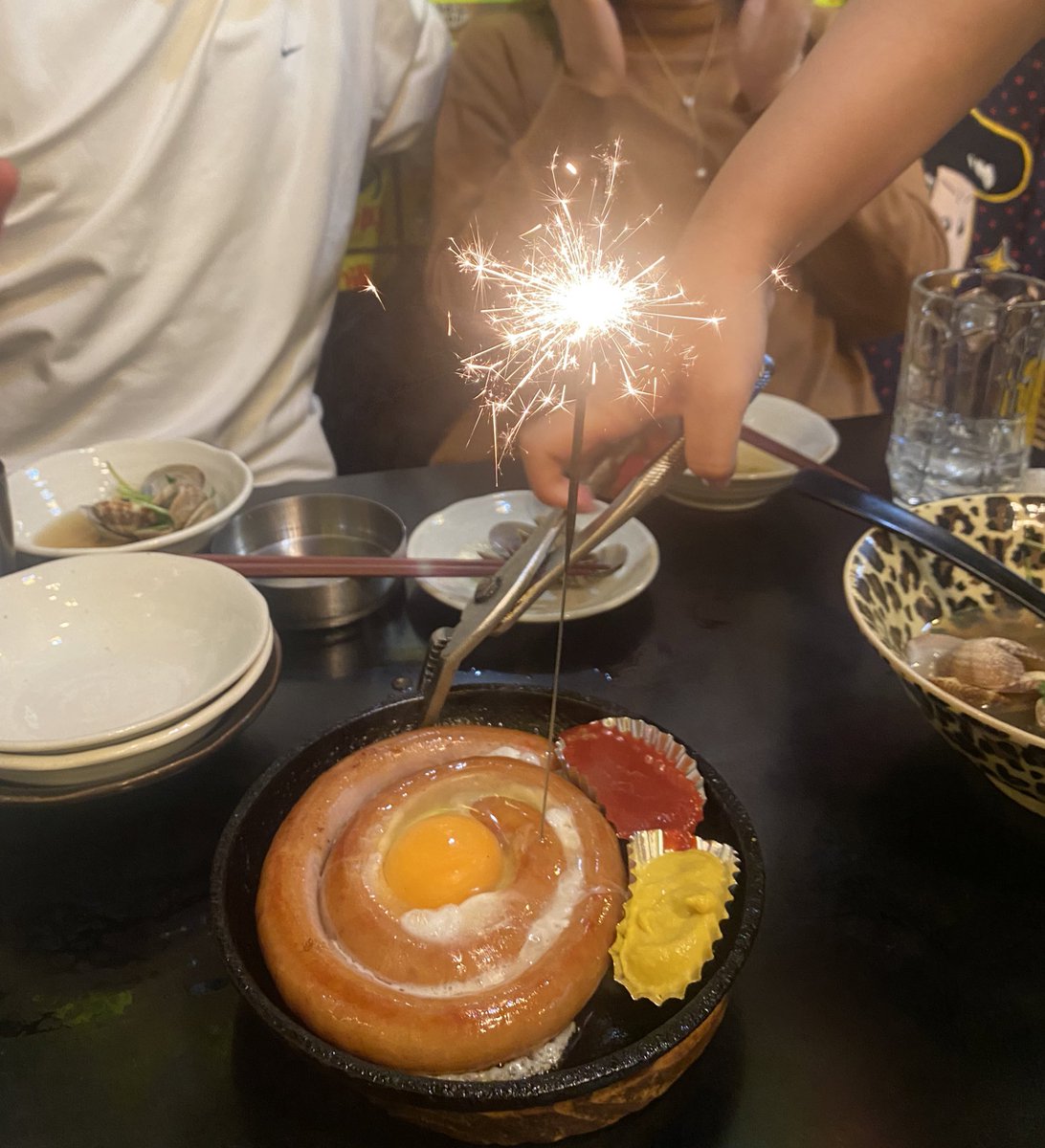 osmirnoff3's tweet photo. 📍リーゼント居酒屋けんちゃん/野毛
美味しいごはんで日本酒したいときに入れたら最高な人気店🙌店中に貼られた黄色のメニュー紙を眺めながらぐびうま🥳するの楽しい♥️ぐるぐるソーセージはいつ頼んでもこれで出てくる🤣
ちなみに一番好きなメニューは「馬刺し」です。溶ける。 https://t.co/cUBilfsAjF