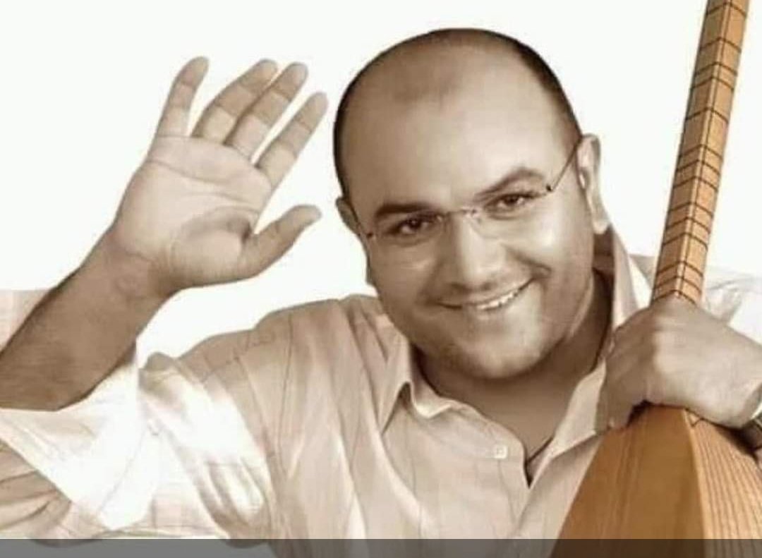CorluDeva's tweet photo. ‘Eğer ki, gelmeler topraktan ise
Demek ki, gitmeler aynı yeredir
İhanet, kahpelik puşta göreyse
Sadakatla sevmek dosta göredir.’
Türkülerini yarım bırakıp, aramızdan ayrılan halk ozanımız Ali Özütemiz, namı-diğer Kıvırcık Ali’yi ölümünün 13. yılında özlemle anıyorum. @cem_avs https://t.co/QjHv8wtXXg