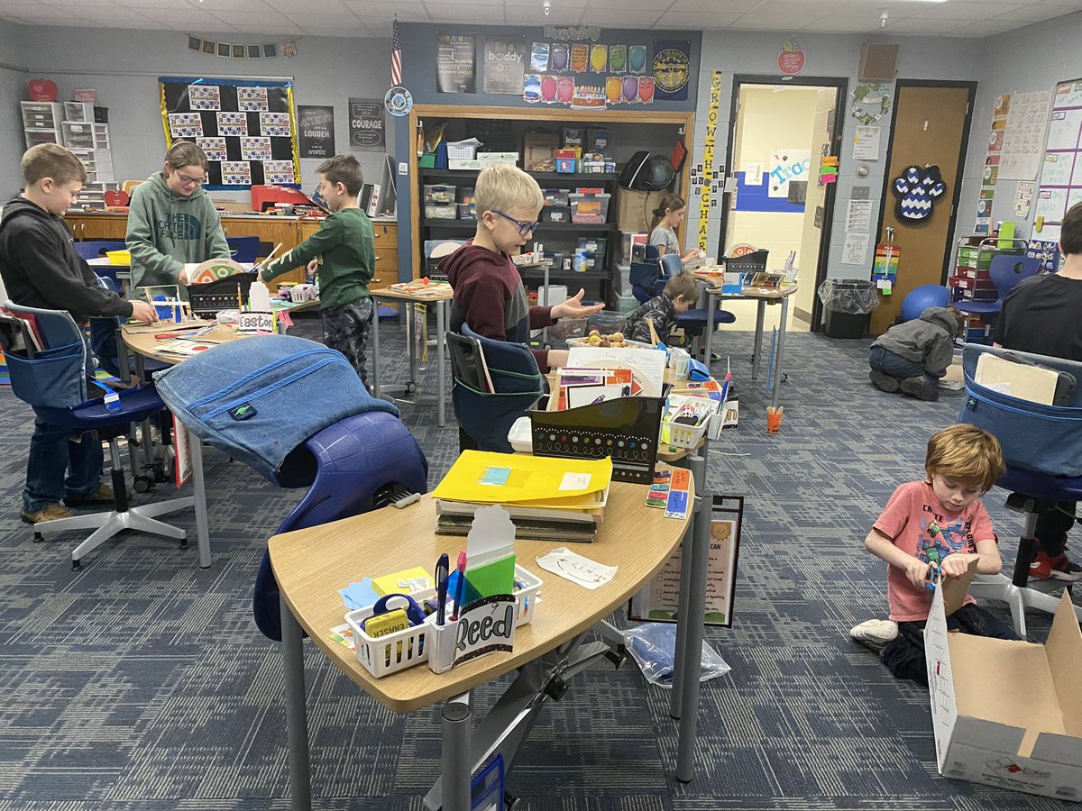 Mueller2004's tweet photo. #emwolves 4th Gr Ss creating their inventions for Eureka! Student inventor. Problem Solving. Failing and fixing. #corelearning https://t.co/4n2fRKCegq