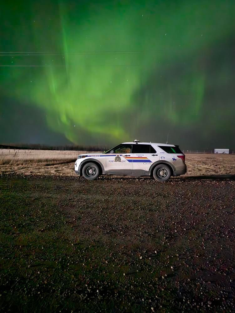 KeepAlbertaRCMP's tweet photo. Our Members are proud to serve Albertans and to promote community safety across this beautiful province! Check out this amazing view of the Northern lights captured by one of our Members stationed in Valleyview. AB.
#NorthernLights #AuroraBorealis #KARCMP https://t.co/sJg3fvoxwC