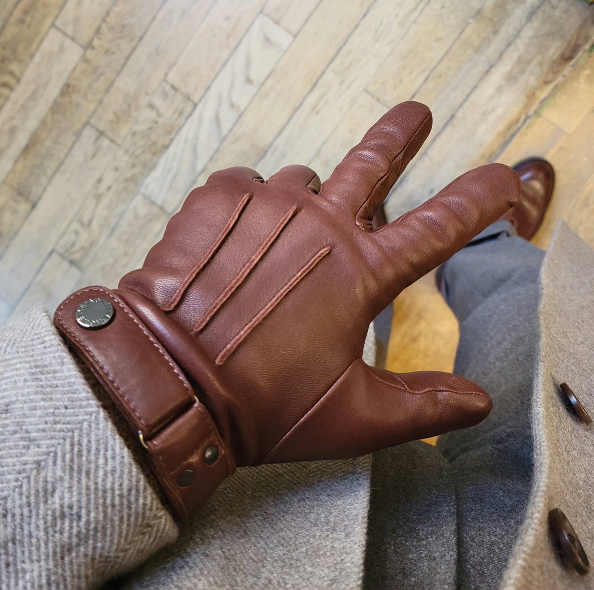 Gaetanthefrog's tweet image. Ces merveilles de chez Agnelle, je les ais achetés avant le COVID, ils sont toujours au top 🤩 

Cuir de veau, doublé en Alpaga 🤓

Après ils sont pas tactiles... je peux pas envoyer de sms mais en un coup de poignet jpeux quand même lire l'heure 🥸