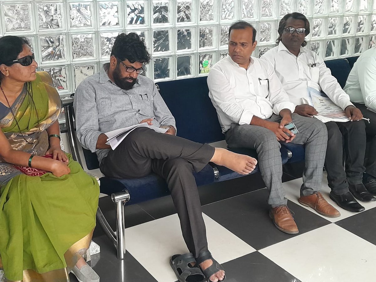 TapkeerAdv's tweet photo. जनतेसाठी कधीही, कुठेही, कसेही...
समस्या घेऊन येणाऱ्या लोकांना भेटणे, त्यांचे ऐकून घेणे व अधिकाऱ्यांना लगेच फोन लावून समस्या सोडवून देणे हीच बच्चूभाऊ कडू यांची ओळख....
जनतेच्या सेवे साठी आपण आहोत ही भावना मंत्रालयातील अधिकाऱ्यांच्या मनात निर्माण झाल्यास मंत्रालय मधील गर्दी कमी https://t.co/KnDYweoa2u